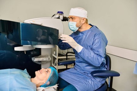 Ein Mann im blauen Peeling-Anzug und eine Frau im blauen Kleid bei einer Laser-Sehkorrektur.