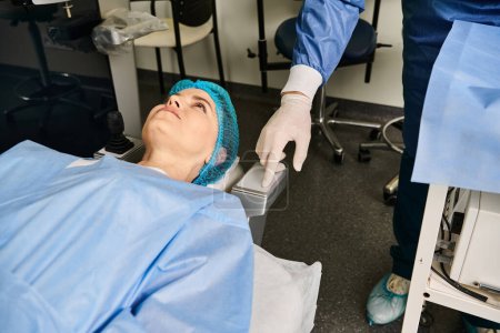 Foto de Una persona en una cama de hospital con una máscara quirúrgica. - Imagen libre de derechos