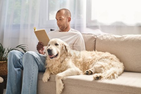 Un hombre afroamericano con miastenia gravis sentado en un sofá, profundamente absorto en un libro mientras su leal perro Labrador descansa a su lado.