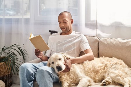 Ein behinderter Afroamerikaner entspannt sich auf einer Couch und liest neben seinem treuen Labrador-Hund ein Buch. Beide scheinen verloren in der Welt des geschriebenen Wortes.