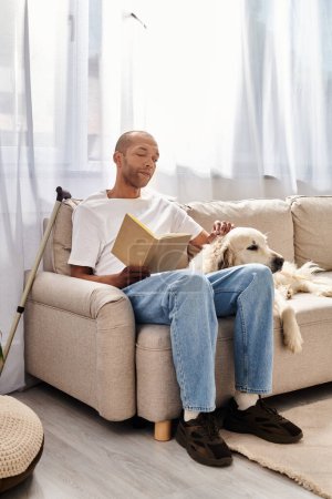 Un hombre afroamericano con miastenia gravis sentado en un sofá con su perro labrador, mostrando diversidad e inclusión.