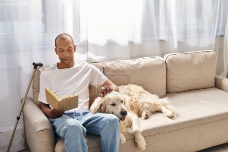 Un hombre afroamericano con miastenia gravis se relaja en un sofá con su leal perro Labrador, encarnando la diversidad y la inclusión.