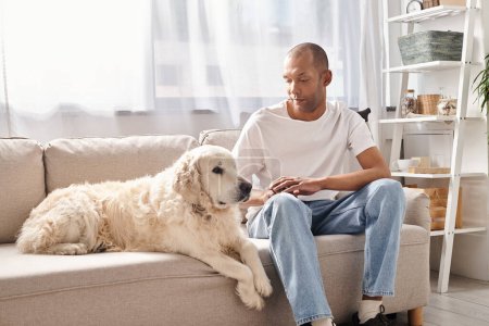 Myasthenia-gravis-Patient und Labrador-Hund verbringen einen friedlichen Moment auf der Couch und verkörpern Vielfalt und Inklusion.