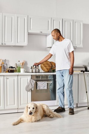 Ein afroamerikanischer Mann mit Myasthenia gravis steht in einer warmen Küche.