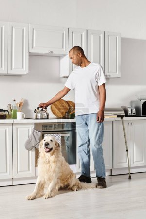 Un hombre afroamericano con miastenia gravis de pie en una cocina con su perro labrador, mostrando diversidad e inclusión.