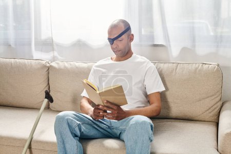 Un hombre afroamericano con miastenia gravis se sienta en un sofá, absorto en un libro, mostrando diversidad e inclusión.