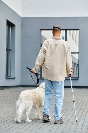 Un hombre afroamericano pasea con gracia a su perro labrador, mostrando diversidad e inclusión.