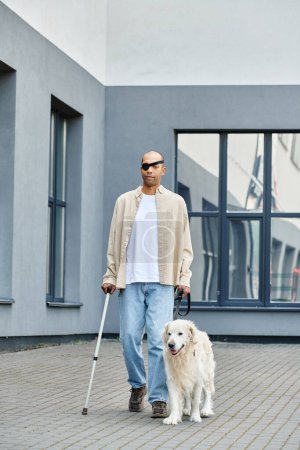 Foto de Un hombre afroamericano con miastenia gravis pasea con un perro labrador, encarnando diversidad e inclusión. - Imagen libre de derechos