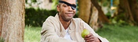 Un Afro-Américain les yeux bandés tient une pomme, symbolisant la diversité et l'inclusion dans la société.