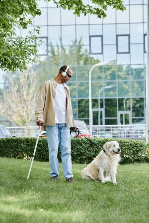 Un hombre afroamericano con síndrome de miastenia gravis pasea a un perro labrador, promoviendo la diversidad y la inclusión.