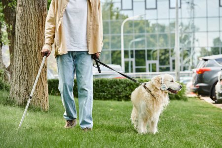 Un afroamericano discapacitado paseando a su perro Labrador en una comunidad diversa.