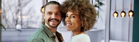 Téléchargez les photos : Une femme afro-américaine et un homme se tiennent côte à côte dans un café moderne, engagés dans la conversation et la connexion. - en image libre de droit