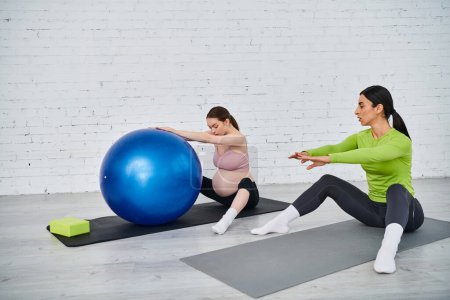 Zwei Frauen sitzen anmutig auf Yogamatten und üben Achtsamkeit und Stärke, während sie sich durch gemeinsame Erfahrungen verbinden.
