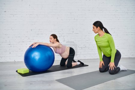Eine schwangere Frau und ihr Trainer machen während Elternkursen Übungen auf Gymnastikbällen, die Gesundheit und Wohlbefinden fördern.