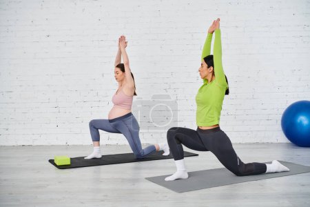 Eine schwangere Frau praktiziert anmutig Yoga mit ihrem Lehrer während eines Elternkurses auf einer bunten Matte.