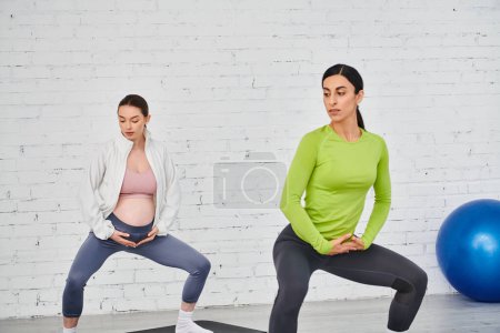 Schwangere Mutter praktiziert anmutig Yoga vor einer rustikalen Ziegelwand während einer pränatalen Trainingseinheit.