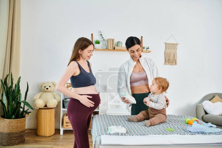 Eine junge schöne Mutter steht neben ihrem Baby auf einem Bett und lässt sich von ihrem Trainer bei Elternkursen zu Hause beraten.