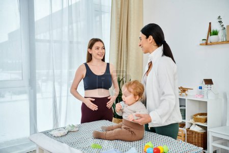 Una joven y hermosa madre está de pie junto a su bebé en una acogedora habitación, recibiendo orientación de un entrenador durante los cursos de los padres.