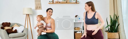 Eine junge, schöne Mutter hält ihr Baby in einem warmen Wohnzimmer, angeleitet von ihrem Trainer aus Elternkursen.