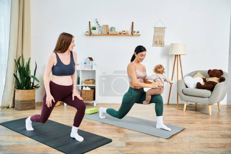 Eine junge schöne Mutter und ihr Baby praktizieren friedlich Yoga zusammen in einem gemütlichen Wohnzimmer.