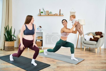 Eine junge Mutter und ihr Baby praktizieren gemeinsam Yoga im Wohnzimmer unter Anleitung eines Trainers.