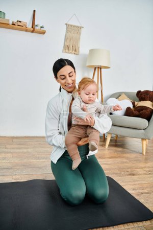 Una madre joven se sienta en una esterilla de yoga, sosteniendo pacíficamente a su bebé mientras recibe orientación de su entrenador durante un curso para padres..