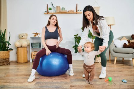 Una madre joven y su bebé jugando felizmente con una pelota, disfrutando de un tiempo de calidad juntos en una sesión de entrenamiento de padres.
