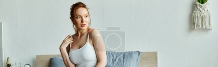 Téléchargez les photos : Une femme dans un débardeur blanc se tient gracieusement sur un lit. - en image libre de droit