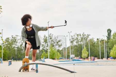 Une jeune Afro-Américaine aux cheveux bouclés s'équilibre habilement sur une planche à roulettes dans un skate park vibrant.