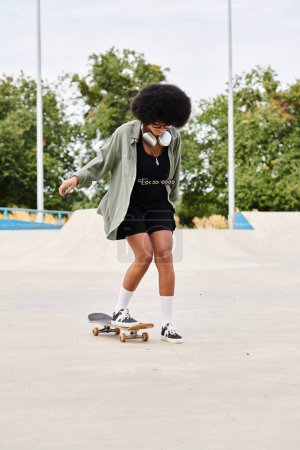 Eine junge Afroamerikanerin mit lockigem Haar zeigt auf einer Betonfläche in einem Skatepark ihre Skateboardekünste.