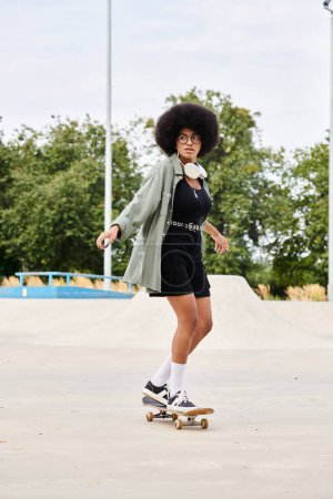 Une jeune afro-américaine aux cheveux bouclés monte en toute confiance sur un skateboard sur un trottoir urbain animé.