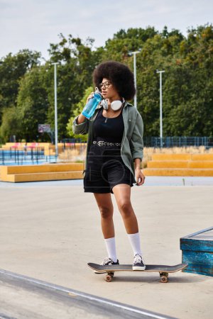 Junge Afroamerikanerin mit lockigem Haar steht selbstbewusst auf einem Skateboard und cruist durch einen lebhaften Park.