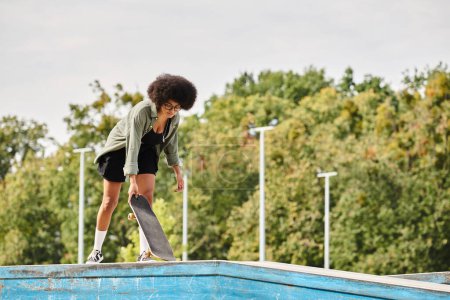 Eine talentierte junge Afroamerikanerin mit lockigen Skateboards am Rande eines Pools in einem dynamischen und gewagten Schritt.