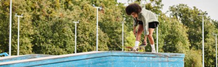 Une jeune femme avec un skateboard glisse gracieusement le long du bord d'une piscine, montrant ses compétences à ceux qui l'entourent.
