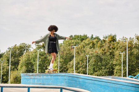 Eine junge Afroamerikanerin mit lockigem Haar skatet gekonnt am Rande eines Pools in einem Outdoor-Skatepark.