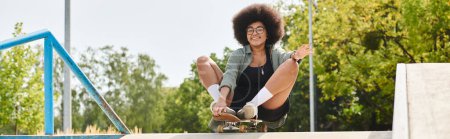 Junge Afroamerikanerin mit lockigem Haar genießt eine aufregende Skateboardfahrt auf einer Rampe in einem Skatepark.