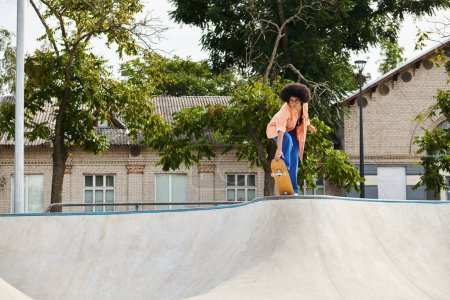 Téléchargez les photos : Un homme monte habilement son skateboard sur le côté d'une rampe, défiant la gravité avec un contrôle et un équilibre experts. - en image libre de droit