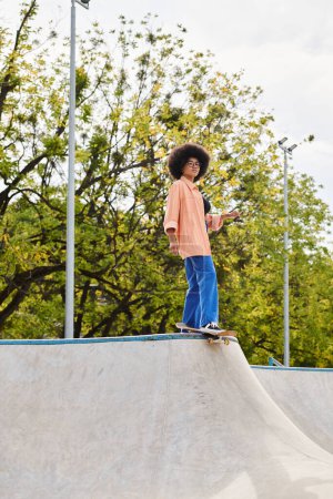 Eine junge Afroamerikanerin mit lockigem Haar fährt auf einem Skateboard auf einer Rampe in einem Skatepark und zeigt Geschick und Stil.