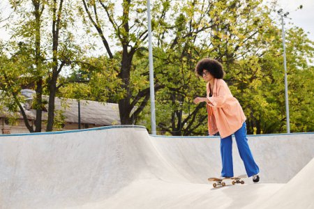 Eine junge Afroamerikanerin mit lockigem Haar fährt gekonnt auf einem Skateboard in einem lebhaften Skatepark.