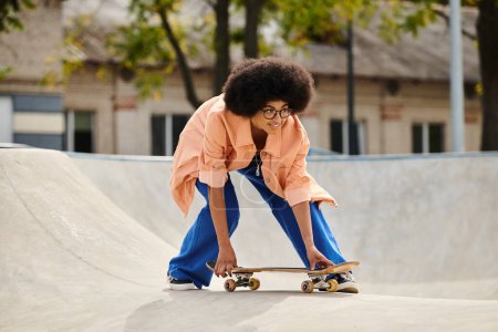 Junge Afroamerikanerin mit lockigem Haar skateboardet anmutig in einem lebhaften Outdoor-Skatepark.