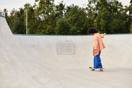 Una joven afroamericana con el pelo rizado patinando en un parque de skate, haciendo trucos en las rampas y rieles.