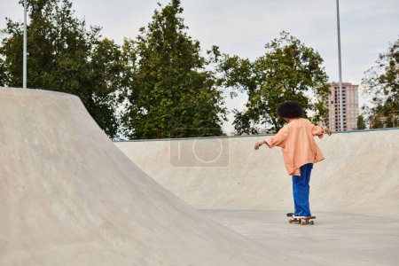 Junge Afroamerikanerin mit lockigem Haar fährt Skateboard in einem hellen und lebhaften Outdoor-Skatepark.
