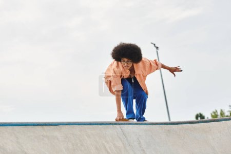 Eine junge Afroamerikanerin mit lockigem Haar fährt auf einem Skateboard auf einer Rampe in einem Outdoor-Skatepark.