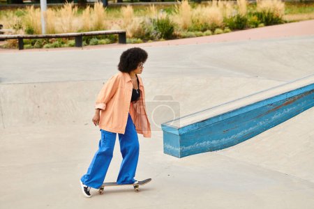 Eine junge Afroamerikanerin mit lockigem Haar skateboardet mit Stil und Selbstbewusstsein in einem geschäftigen Skatepark.