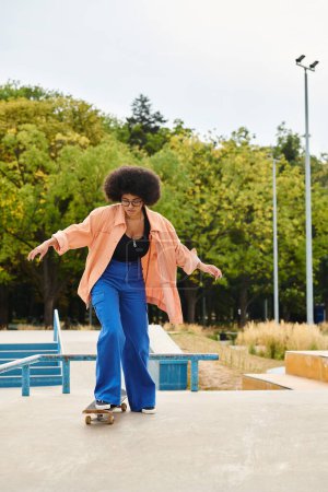 Mujer afroamericana con el pelo rizado patinando con confianza encima de una losa de cemento en un parque de skate.