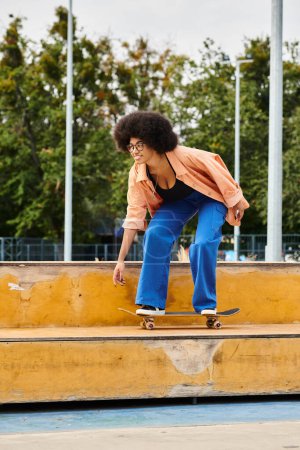 mujer negra con el pelo rizado monta un monopatín por una rampa de madera en un parque de skate, mostrando habilidad y agilidad.