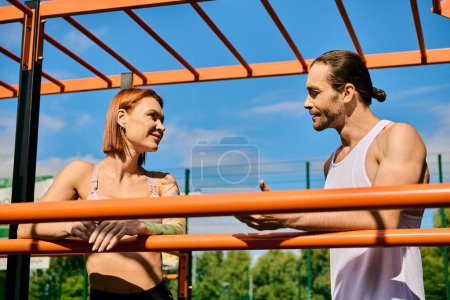 Ein Mann und eine Frau in Sportbekleidung stehen gemeinsam im Freien und verkörpern Entschlossenheit und Motivation, Personal Trainer.