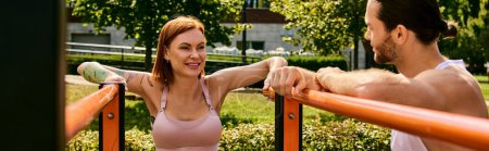 Un hombre y una mujer en ropa deportiva están juntos, energizados y centrados en su entrenamiento al aire libre