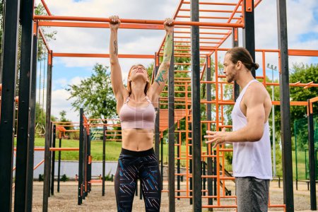 Foto de Un hombre y una mujer, en ropa deportiva, están de pie frente a un gimnasio, exudando determinación y motivación, entrenador personal. - Imagen libre de derechos