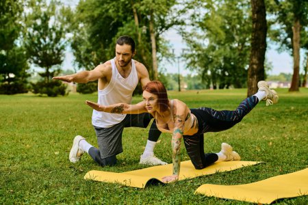 Eine Frau in Sportbekleidung praktiziert Yoga unter freiem Himmel, angeleitet von einem Personal Trainer.